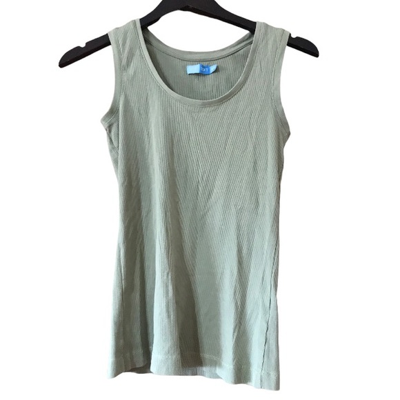 BUNDLE of tank tops - Picture 10 of 13